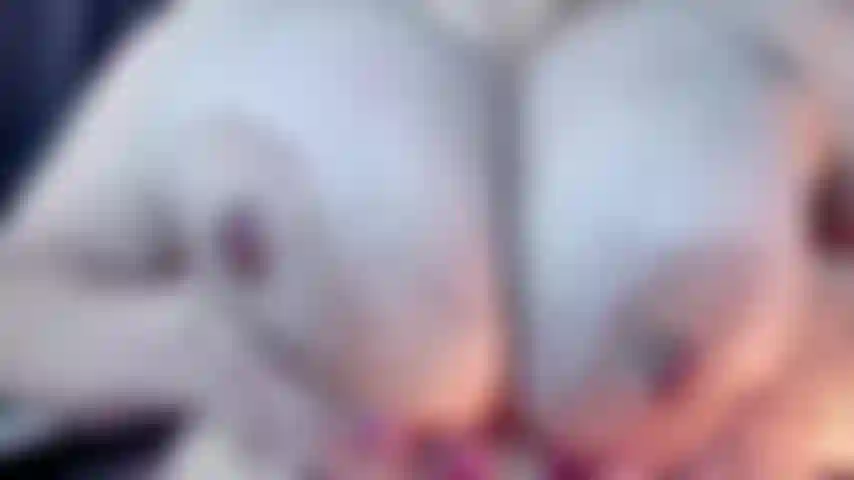 In diesem video schmutzig auf meine riesigen naturbrüste spuckt und dabei viel spucke redet, während ich dir sage, dass du sie vollspritzen sollst.