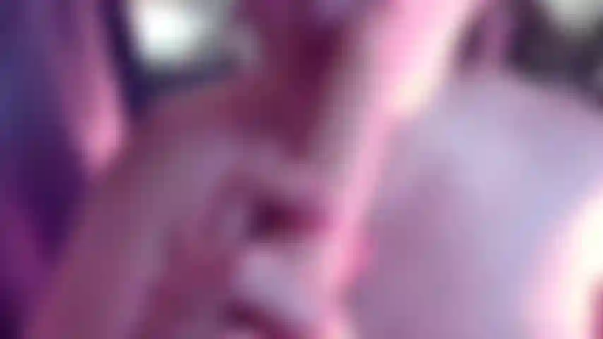 Die an deinem schwanz lutscht und seine titten fickt und will, dass du auf ihnen spritzt.