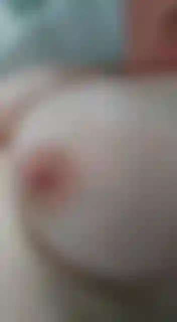 Wie ich mit meinen titten in der wanne spiele, damit sie zittern und hüpfen, ein heißes video für tittenliebhaber. Riesige, natürliche, reife milf-titten, die du streicheln kannst.