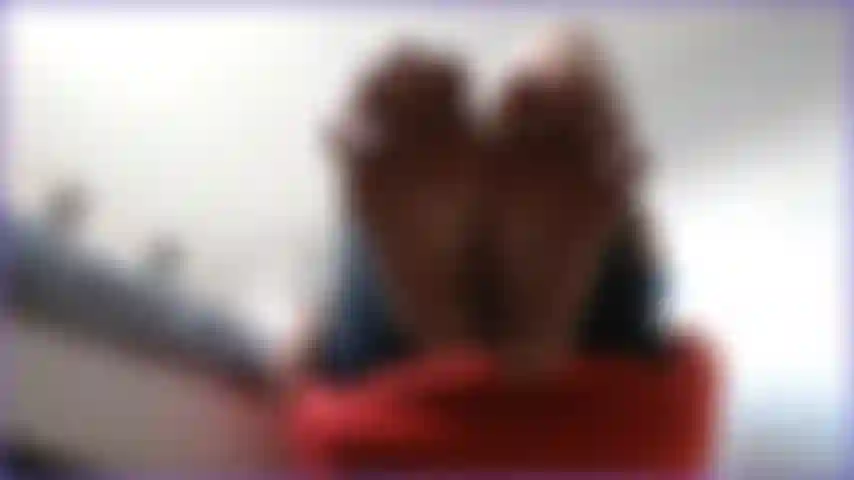 Verehre meine füße von unten und möchte, dass du deinen harten schwanz streichelst, während du meine füße leckst und lutschst. Sei meine unterwürfige fußverehrungsschlampe für diese hausfrau.