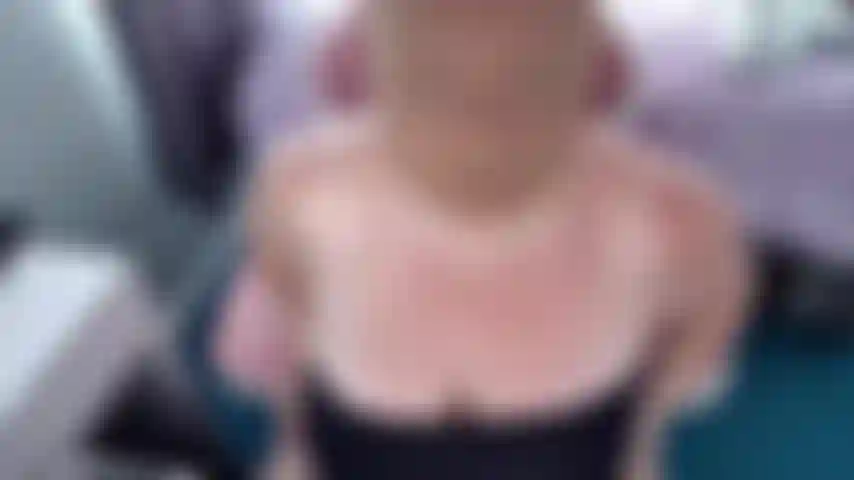 Trage eine nylonmaske auf meinem gesicht, während ich mich zurücklehne, an meiner muschi spiele und schmutzig mit dir rede. Dann lege ich mich aufs bett und schaue mit hängenden titten nach vorne, während du mich von hinten fickst, ein heißes video für nylonfetischisten.