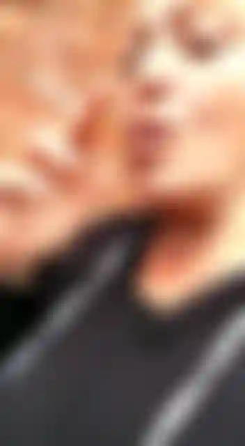 Rauchendes fetischvideo, heiße milf aus nächster nähe, rauchend, keine nacktheit.