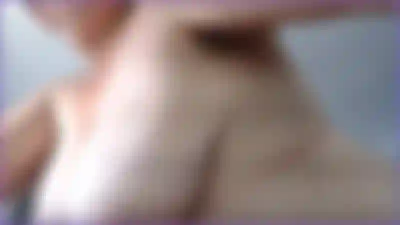 49. Hängend und schwingend, nah an meinen riesigen natürlichen reifen titten. Ich schüttle sie in einer heißen ansicht, wichse deinen schwanz zu meinen wunderschönen natürlichen hängenden titten.