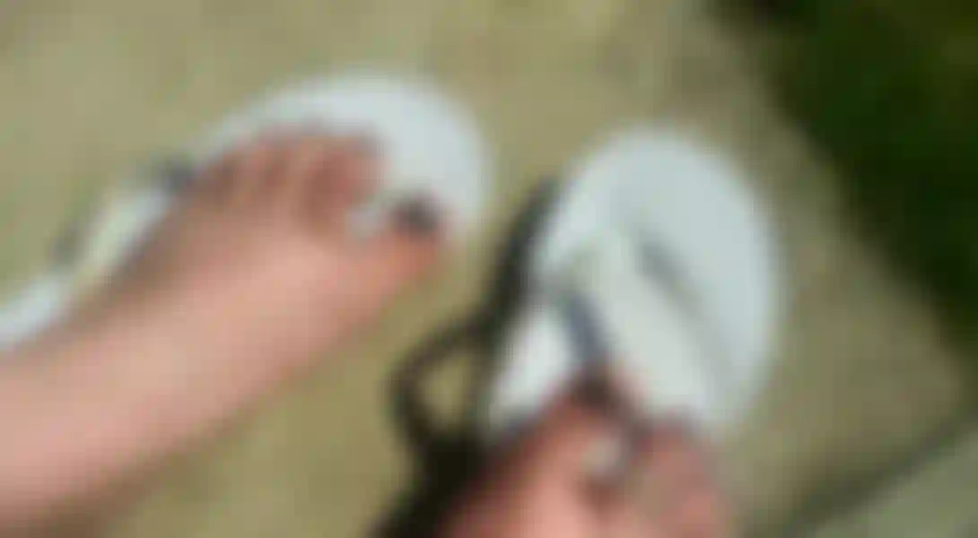 Betrachte deine füße aus nächster nähe in der sonne und sieh meinen zehenring und meinen zehennagellack funkeln, während du meine schönen reifen füße anbetest. Willst du mehr? Du musst meine kleine unterwürfige fußsklavin bezahlen.