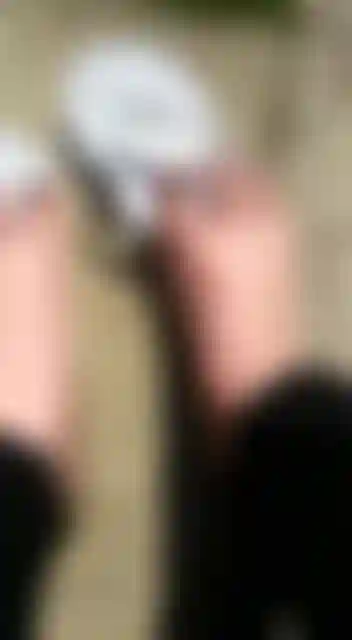 Betrachte deine füße aus nächster nähe in der sonne und sieh meinen zehenring und meinen zehennagellack funkeln, während du meine schönen reifen füße anbetest. Willst du mehr? Du musst meine kleine unterwürfige fußsklavin bezahlen.