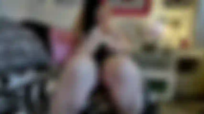 Nylon-umhüllungsdominanz. Sieh zu, wie ich meine schwarzen strumpfhosen und meine schwarze nylonmaske anziehe und dich dominiere, dich mit meinem kurvigen körper, meinen langen beinen und füßen und meinem arsch in strumpfhosen necke und auch mit meiner nylonmuschi spiele. Heißer dirty talk. Strumpfhosen- und nylonfetisch.