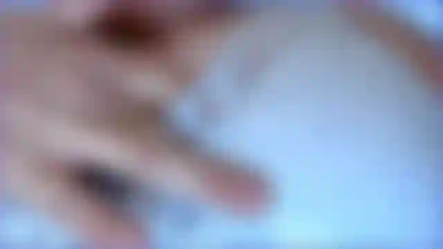 Nur ein kleiner, sinnlicher tittenfick aus nächster nähe für dich. Ich zeige meine riesigen natürlichen titten ganz nah, lecke und lutsche auch an meinen brustwarzen.