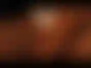 In diesem video spiele ich mit meinem glasspielzeug, nah an meiner muschi in deinem gesicht, damit du die nässe sehen und hören kannst, während ich mich damit ficke.