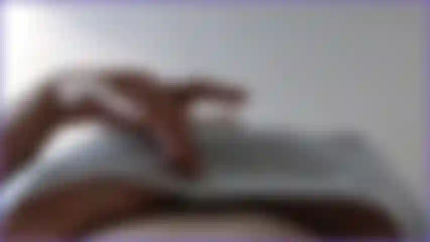 Zeige meine großen, riesigen, natürlichen milf-titten in einem t-shirt und ohne bh, zeige meine brustwarzen hart durch die materielle unterbrust und zittere mit den brüsten, während ich dich mit meinen riesigen titten necke.