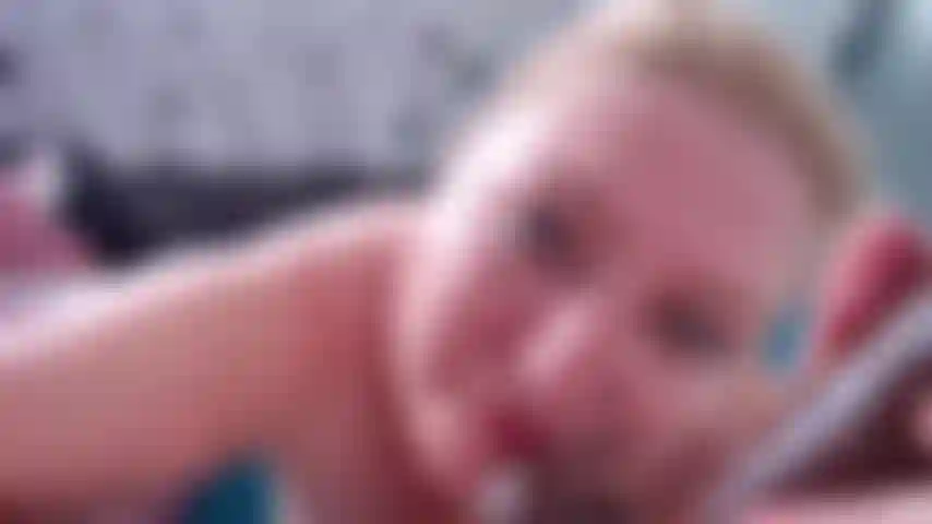 Ein rollenspiel zur anbetung großer schwarzer schwänze.