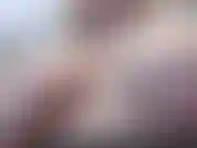 In diesem video necke ich dich mit meinen natürlichen großen titten und spiele mit meinen brustwarzen. Heißes video für tittenliebhaber.