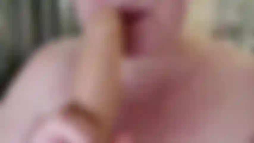 Mit meiner langen zunge necke ich deinen schwanz und deine eier. Sieh dir dieses heiße teaser-video mit dirty talk an, während ich mit meiner langen, massiven zunge deinen schwanz und deine eier rundherum lecke.
