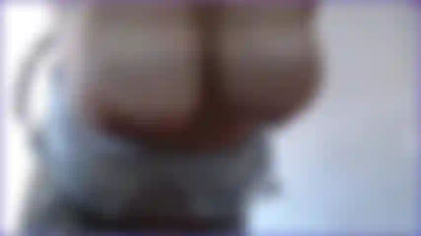 Sehen und hören sie, wie meine schlaffen natürlichen milf-großtitten hängen und zittern, sowohl in der vorder- als auch in der seitenansicht. Höre sie schmatzen und gegeneinander schlagen, während ich sie schwinge und schüttle, sieh die sexy dehnungsstreifen, wenn sie so heiß hängen.