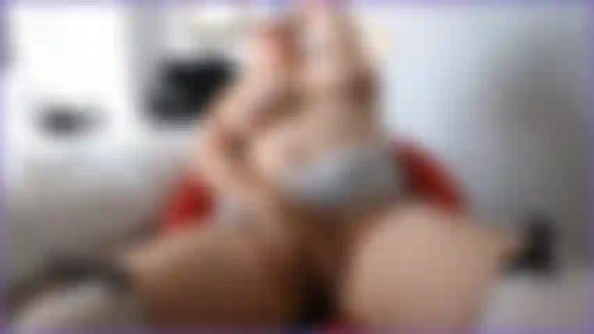 Ich war so verdammt geil, dass ich mich im stuhl zurücklehnen und meine enge kleine fotze befriedigen musste. Wie meine schlaffen, natürlichen milf-titten hängen, während ich die ansicht spiele, und der blickwinkel ist so verdammt heiß, wie ich darin stöhnen höre.