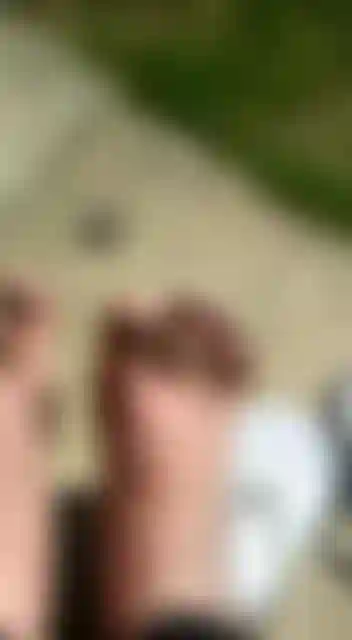 Nahaufnahme von füßen in flip-flops für die devoten fußfetischisten.