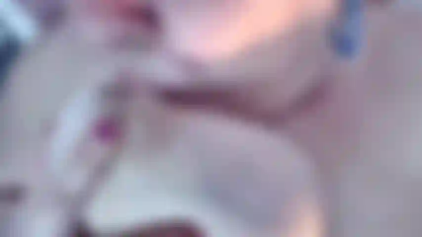 Lutsche an meinen brustwarzen und verwöhne sie. Hören sie mein stöhnen, wenn ich sie lecke und lutsche. Heißes video für liebhaber von brüsten, ganz natürliche titten.