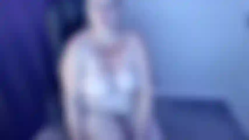 Die sich in strumpfhosen verrenkt. Ich schlüpfe in diese weichen, seidigen nylonstrumpfhosen und necke dich mit meinen langen beinen, meinem arsch und meiner muschi darin. Außerdem schlüpfe ich in eine nylonmaske, während ich meinen kitzler darin reibe, und mache nahaufnahmen von meinem arsch und meiner muschi in nylon. Heißes video für strumpfhosenfetischisten.