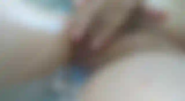In diesem video bade ich in der wanne und entspanne, spiele mit meiner nassen muschi, reibe meinen kitzler und reibe meine muschi mit meinen fingern und genieße das bad. Komm und sieh mir zu, wie ich es vergnüge, während du es genießt :).