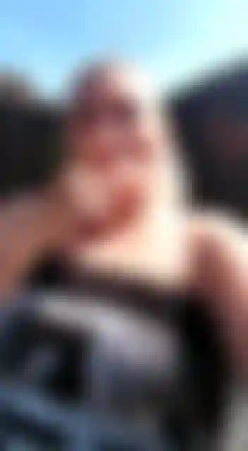 Heiße, sexy reife milf, die draußen raucht, keine nacktheit, nur draußen raucht.