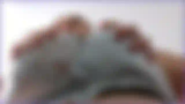 66. Sieh meine titten aus einer atemberaubenden perspektive und schau zu, wie ich auf meine nippel spucke, während die feuchtigkeit an meinen riesigen natürlichen titten heruntertropft – heißes video.
