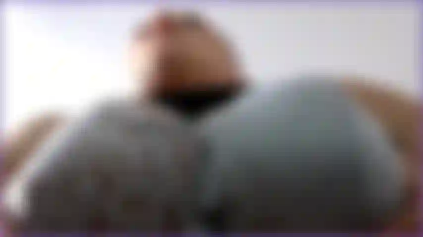 Sieh dir meine titten in einer fantastischen perspektive an und sieh zu, wie ich auf meine brustwarzen spucke und die nässe über meine riesigen natürlichen titten tropft. Heißes video.