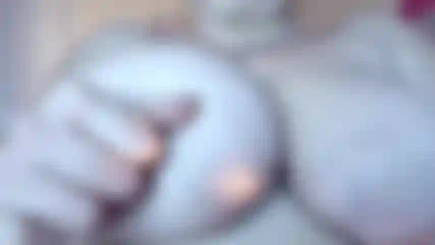 Riesigen milf-titten. Sieh zu, wie ich dich mit dirty talk necke und dich mit meinen riesigen natürlichen milf-titten und meinem nippelspiel necke. Außerdem ein heißer video-teaser für liebhaber natürlicher brüste.