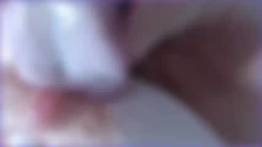 In diesem video rede ich schmutzig mit dir und möchte dein sperma absaugen, als wäre diese spucke überall auf meinen harten nippeln. Heiße nahaufnahmen meiner harten nippel, die lange zunge leckt sie und die spucke.