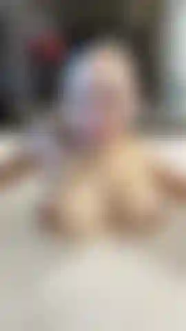 Die nass und glitschig in der wanne planscht und streichelt.