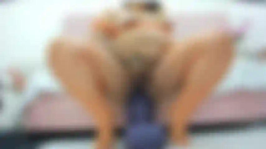 Ein riesiges lila analspielzeug hat mich zum ausrasten gebracht!