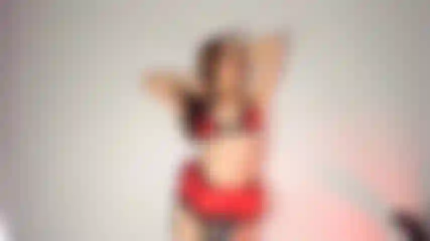 Die dich in roter unterwäsche verführt.