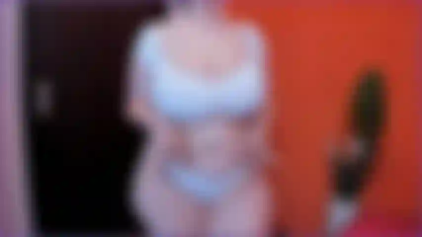 Die auf der neuen couch reitet.