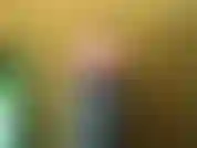 Die versucht, sich in wirklich enge kleine jeans zu quetschen.