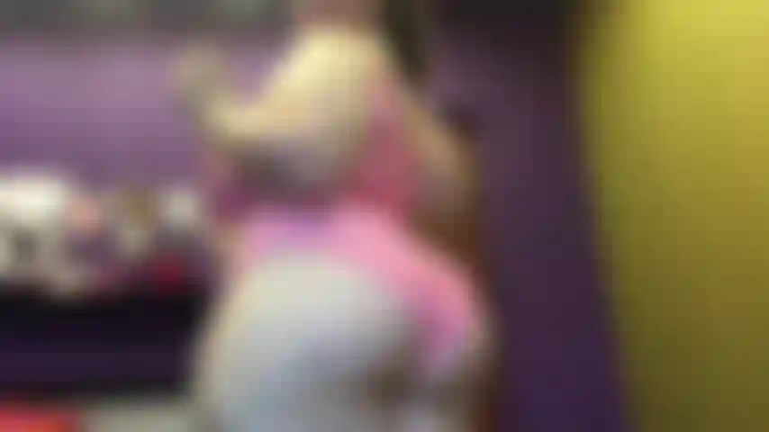 Die sich in einen badeanzug in größe m quetscht - also habe ich es geschafft, mich in einen badeanzug in größe m zu quetschen, und es sieht überhaupt nicht schlecht aus. Du liebst meinen großen, fleischigen körper und du liebst es, zu sehen, wie ich kleinere klamotten anziehe.