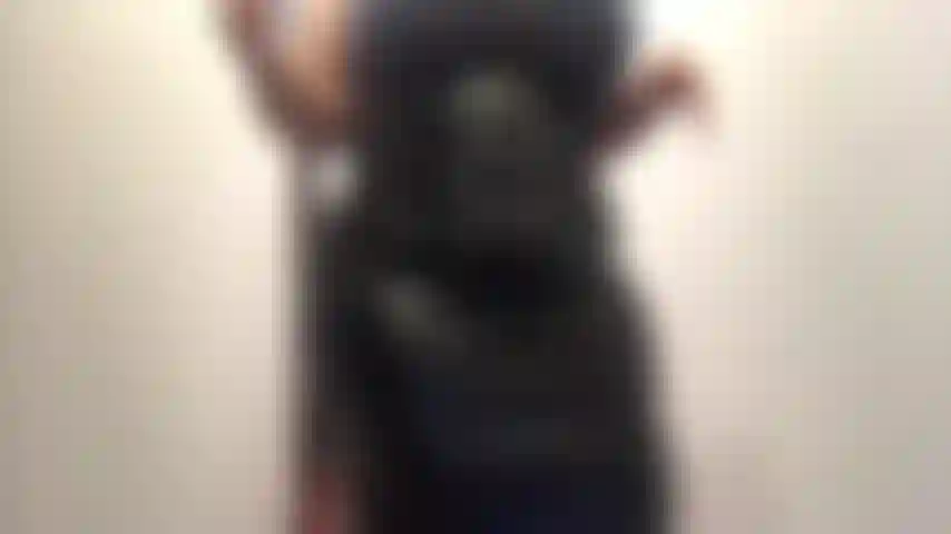 Die meinen großen körper in diesem lederrock und korsett liebt.