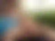 Draußen an dem kleinen pool in meinem hinterhof, der versucht, etwas bräune zu bekommen, aber dann werde ich einfach so geil, dass ich mich selbst zum abspritzen bringen muss.