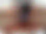 Sitze auf dem stuhl und gebe dir einen schönen blick auf meine dicken beine und mein süßes baumwollhöschen. Sieh zu, wie ich meine muschi necke, während du dir wünschst, du könntest deine zunge dafür benutzen!