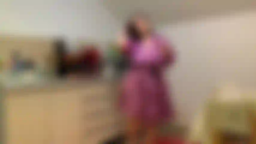 Auf dem küchenboden mit dem klempner.