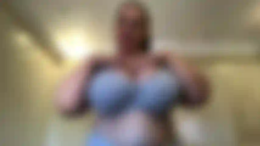 Streichle es für m0mmy, ich habe gesehen, wie du mich ansiehst und wie du hart darauf wirst, mein dekolleté zu betrachten, also mach dich bereit für eine heiße neckerei, m0mmy wird dich hart abspritzen lassen.