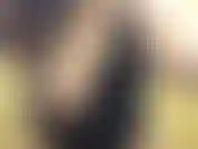 Lasse meine brüste unter meinem hemd hervorfallen.