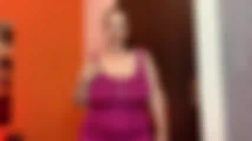 Ich liebe es, wie du weißt, dass ich dich besser ficke als deine frau, wie sehr sie es auch versucht, sie wird es nie besser machen als ich, deshalb kommst du immer zurück, um mehr zu bekommen! Ich necke dich, ich ziehe mich aus und.