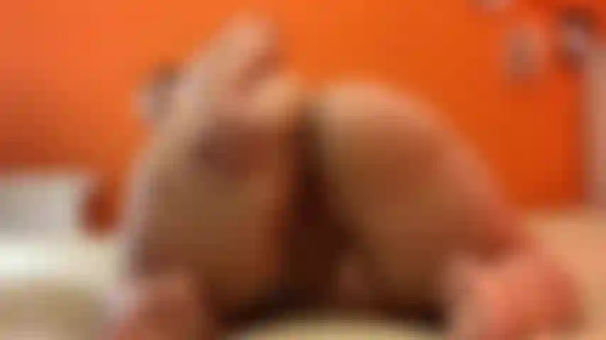 Ich liebe es, mit meinem arschloch zu spielen und es auszuprobieren, zuerst fange ich an zu fingern, als nächstes hole ich mein glasspielzeug und nachdem ich zu meinem dildo gekommen bin, kannst du sehen, wie ich versuche zu klaffen (das funktioniert nie mit mir, mein arsch ist.