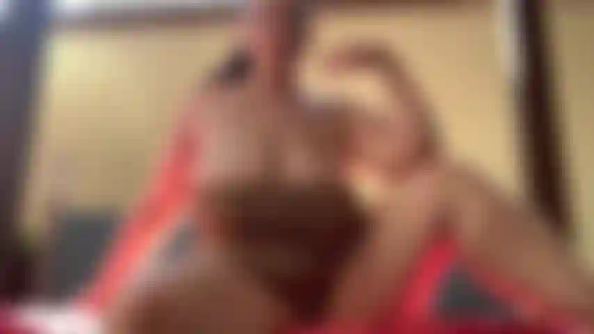 Die sonne geht auf und es ist ein schöner tag, um nackt im garten zu sein und meinen dildo für dich zu reiten.