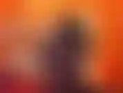 Ich muss ein outfit für ein heißes abendessen auswählen und da mein sohn der einzige in der nähe ist, kann er mir helfen, das richtige outfit zu finden. Ich ziehe mich aus, ziehe ein kleid an, zeige es herum und probiere dann ein anderes aus, während ich telefoniere.