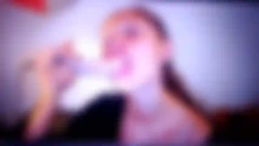 Speichel zeigt einen tiefen brustkorb, der auf titten und fotze gespalten ist.