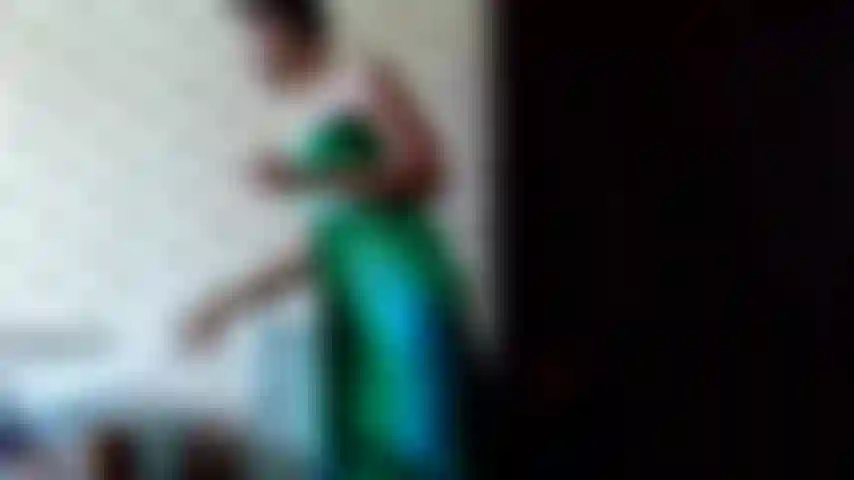 Im zimmer des sanatoriums ficke meine muschi doppelte penetration auf dem kühlschrank und danach auf dem bett, indem ich spielzeug und eine gute dildogröße schreibe.