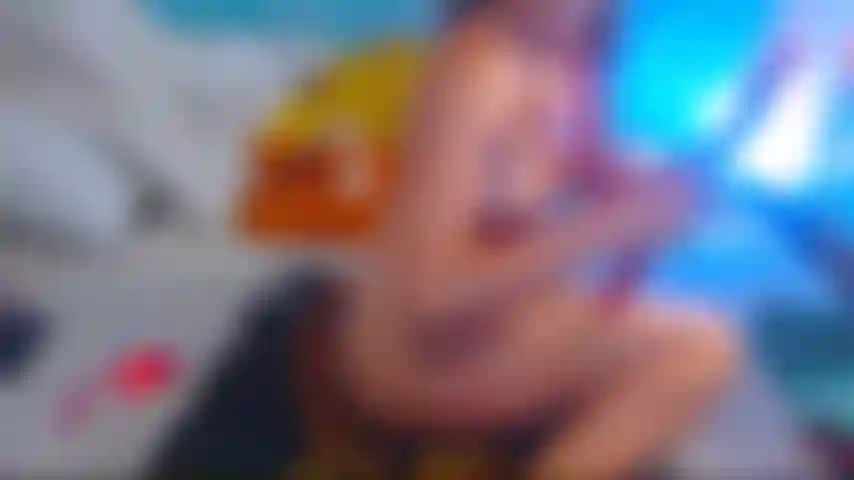 Versohle meinen arsch mit einem roten gürtel auf einem großen bett.