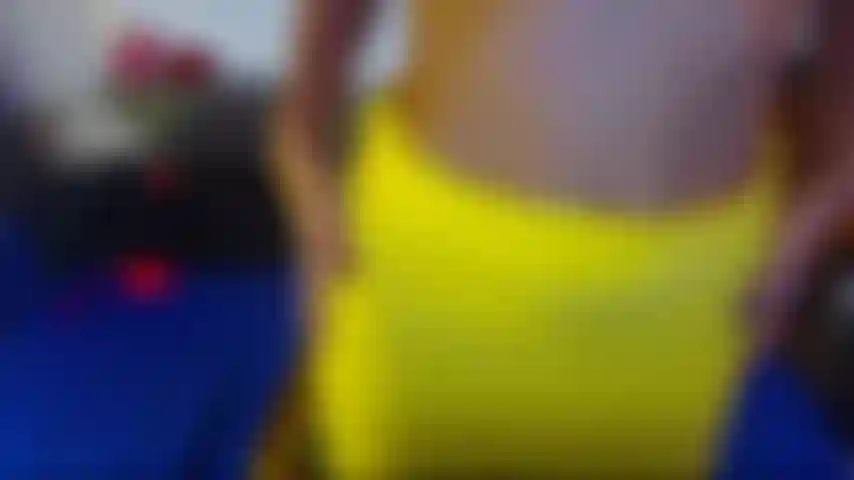 Ficke meinen arsch mit einem dildo in guter größe und nach mais im arsch in schwarzen strümpfen und einem zitronenfarbenen minirock.