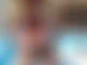 Rauche eine zigarette im pool, während ich meinen bikini ausziehe und es genieße, nackt in meinem pool zu rauchen.