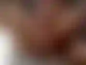 Eine geile, kurvige reife frau, die mit einem großen spritzer abspritzt.