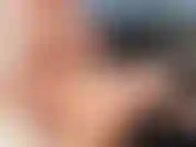 Fußanbetung. Ziehe high heels aus und öle meine weichen füße ein. Sehen sie, wie ich sie massiere und an meinen eigenen zehen lutsche. Steck mir auch einen riesendildo zwischen meine reifen füße....